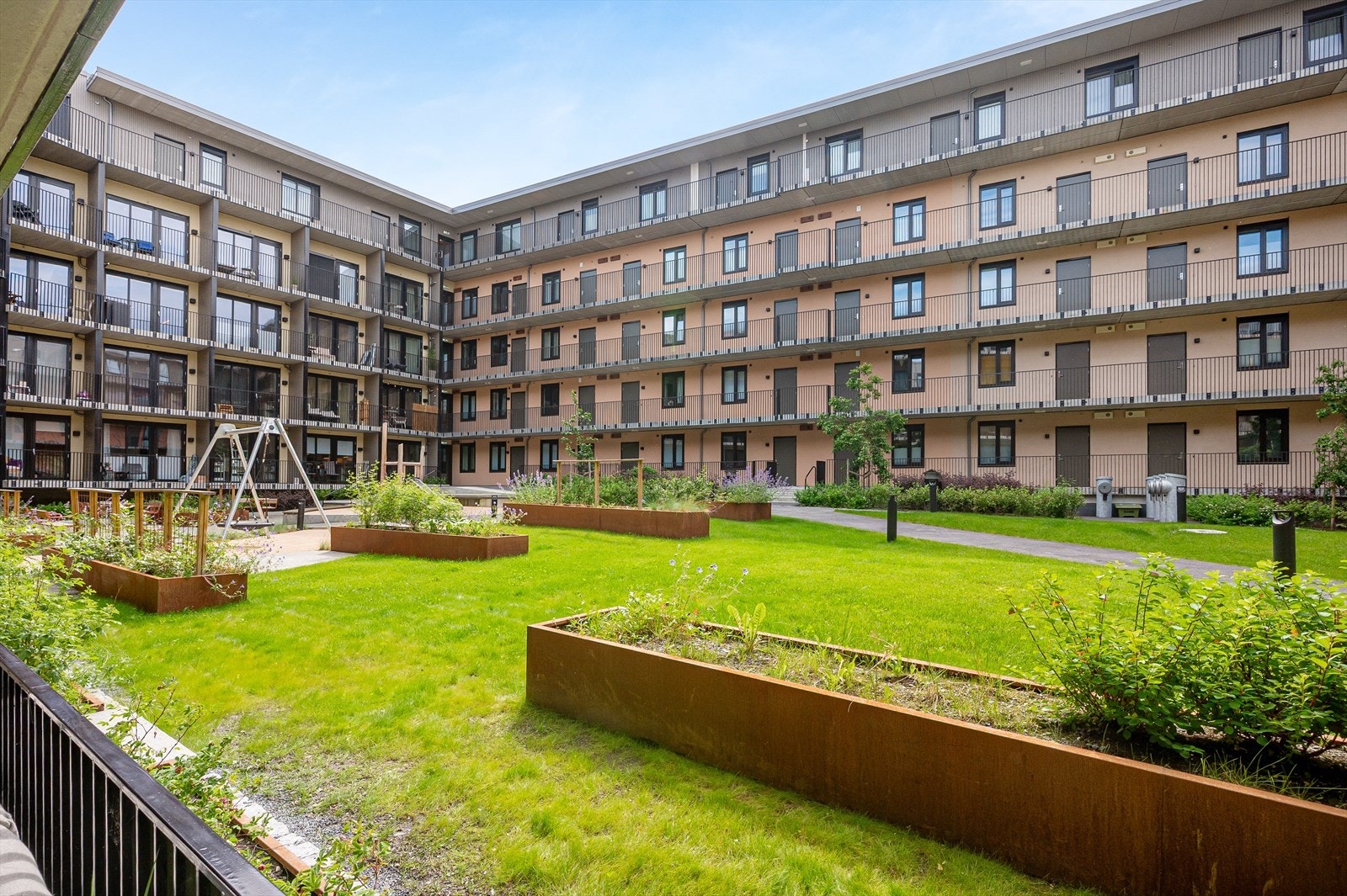 Terrassen vender ut mot rolige og pent opparbeidede fellesarealer. Kun åpen for beboere. Galleribilde