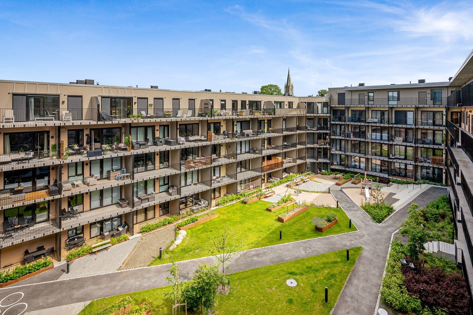 I Basseløkka borettslag får man nye, urbane leiligheter som er tilbaketrukket fra bykjernen, men likevel har nærhet til alt man trenger i hverdagen. Galleribilde