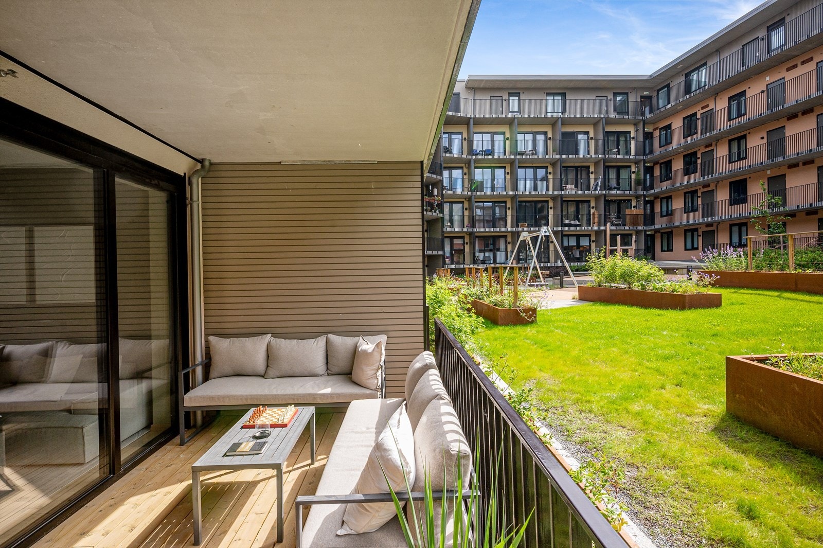 I direkte tilknytning stuen har man en koselig terrasse med gode solforhold på hele 11 kvm. Galleribilde