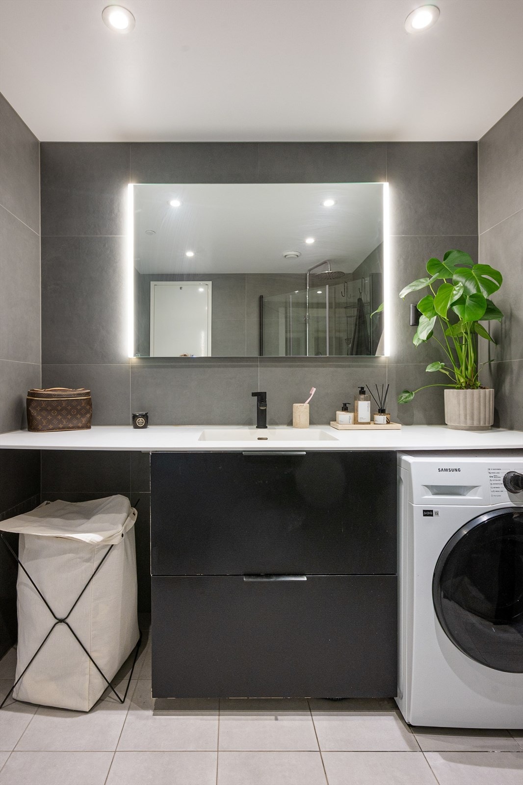 Badet er oppgradert fra standard og har grå fliser på gulv og vegger, samt gjennomgående lekre sorte detaljer. Galleribilde