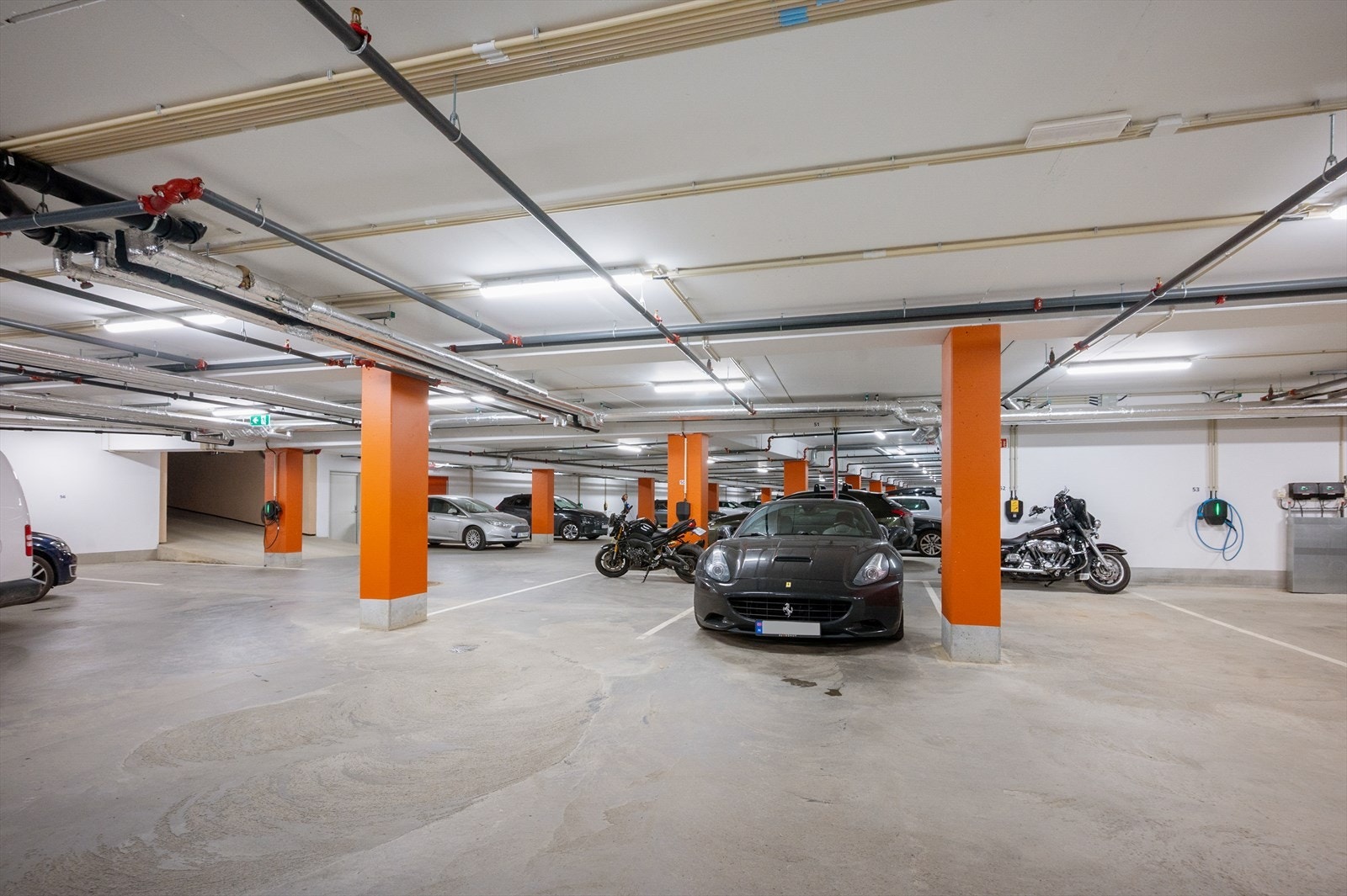 Selger leier parkeringsplass i oppvarmet P-kjeller i bygget. Det kan også være mulig å kjøpe/leie P-plass. Konferer med megler. Galleribilde