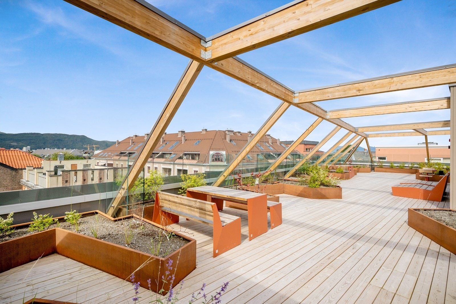 I øverste etasje er det en stor og lekker takterrasse med flere plasser å oppholde seg på. Her har man sol hele dagen! Galleribilde
