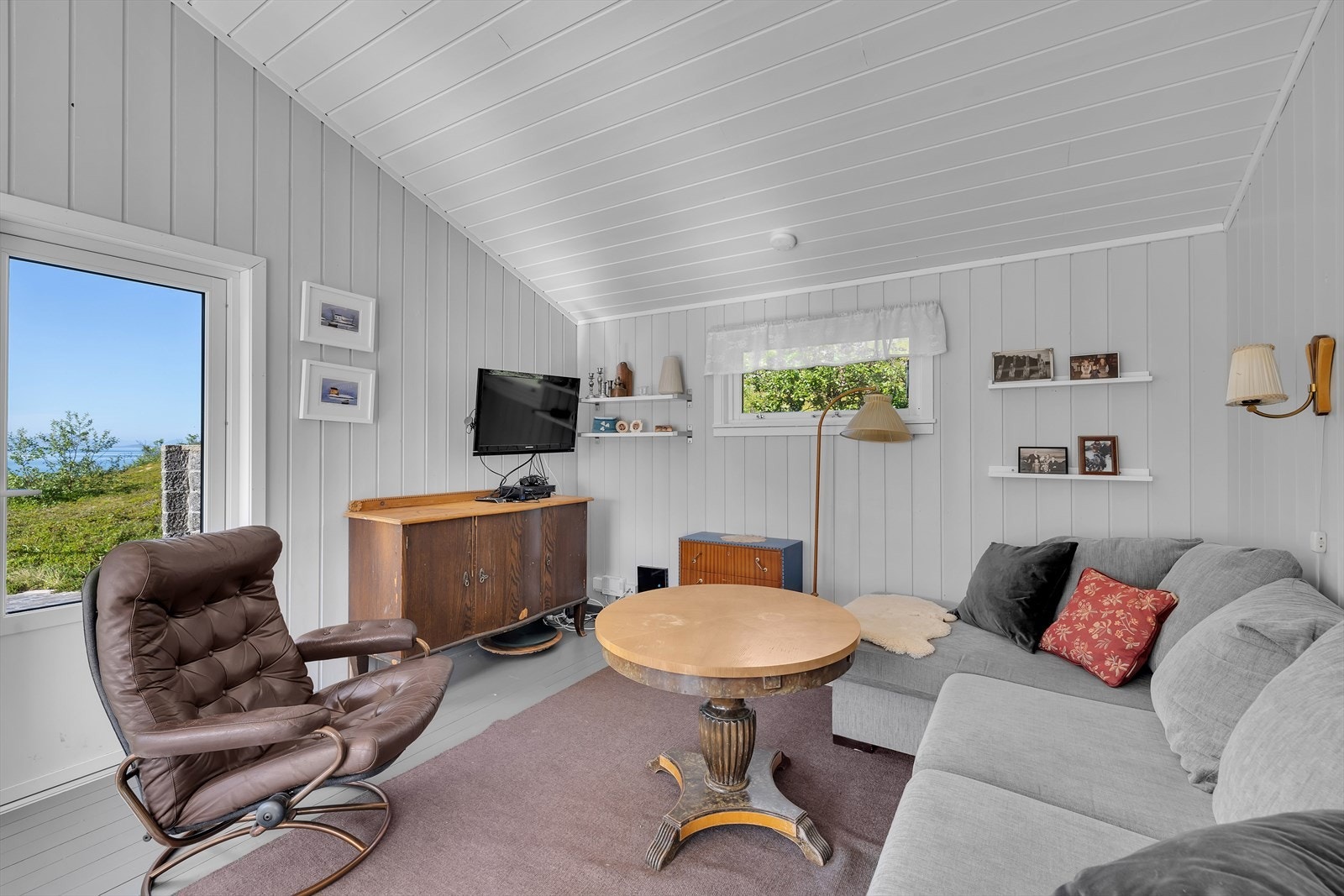 Flott utsikt og mye lysinnslipp fra de mange vindusflatene. Galleribilde