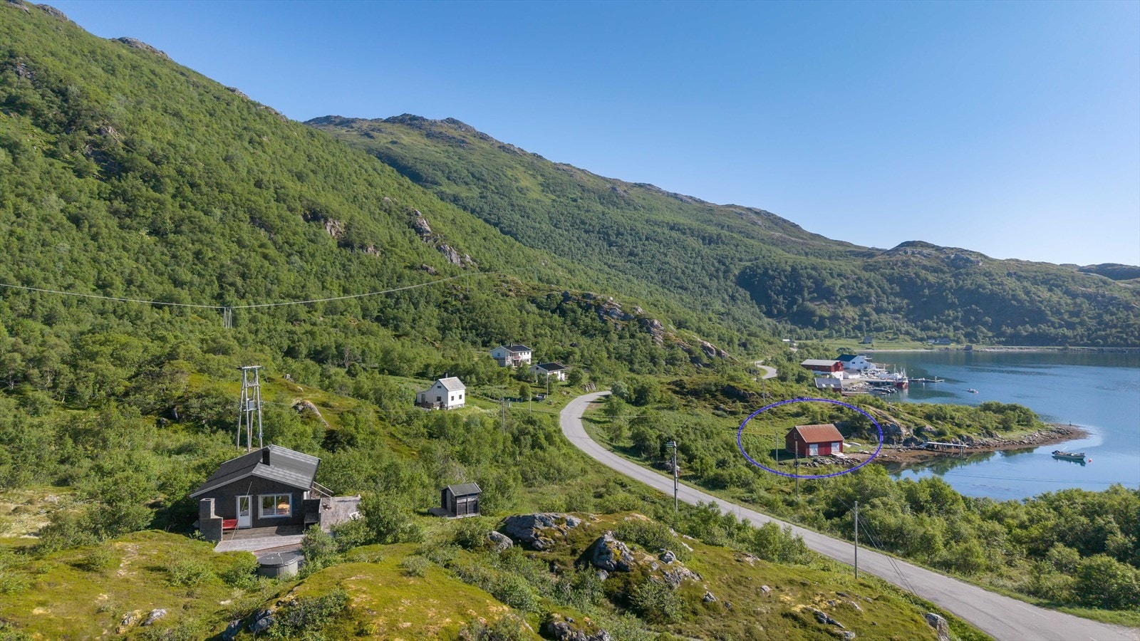 Eiendommen har bruksrett på ene halvpart mot veg av dobbelnaust. Galleribilde