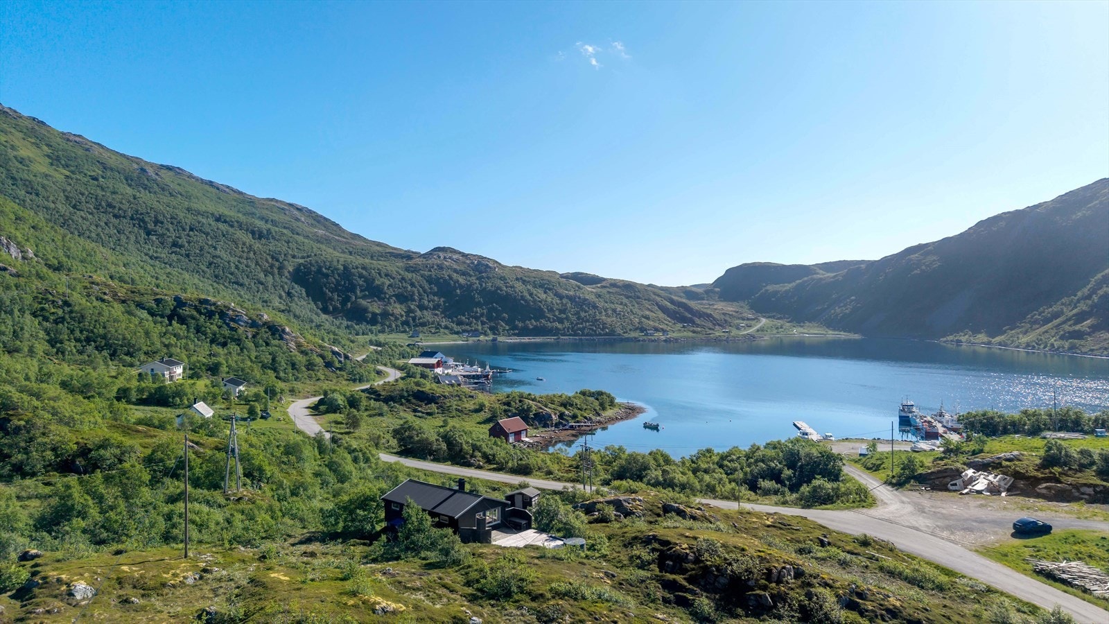 Eiendommen har en fantastisk fin plassering i Løksfjorden. Nesten så langt mot yttersida man kommer med vanlig bilveg. Galleribilde