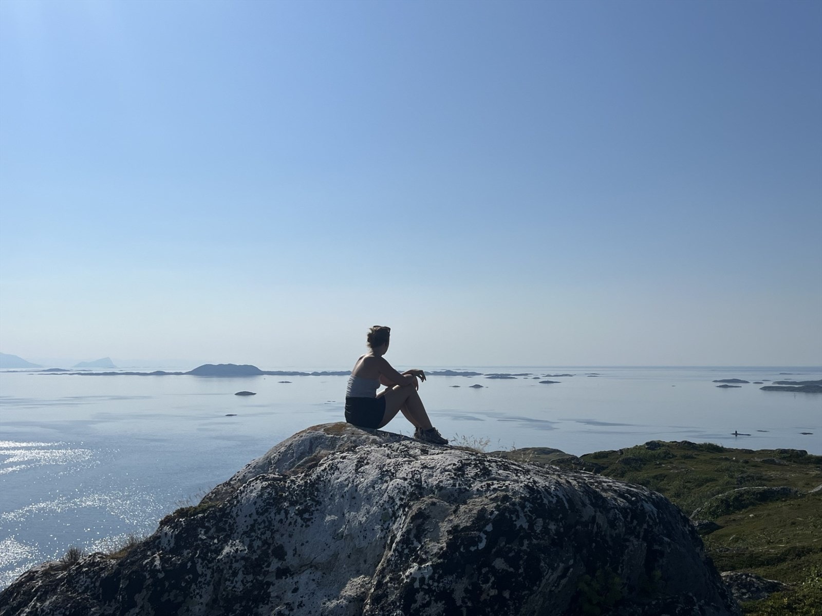 Området byr på nydelige turmuligheter. Her fra fjellet i bakgården. Galleribilde