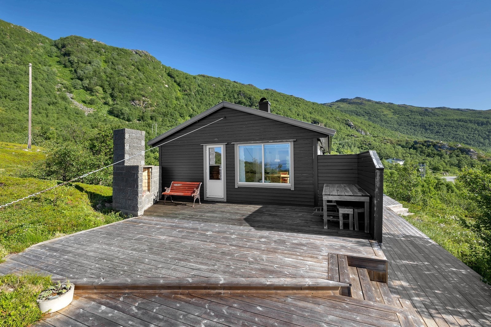 Rommelig terrasse, plassbygd grillplass og mange plasser å oppholde seg. Galleribilde