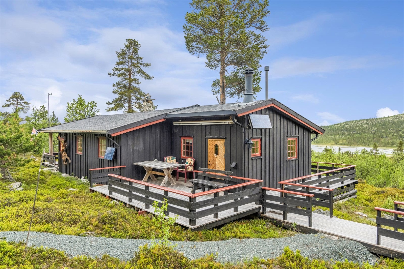Hytta er utstyrt med solcelleanlegg for strømforsyning. Galleribilde