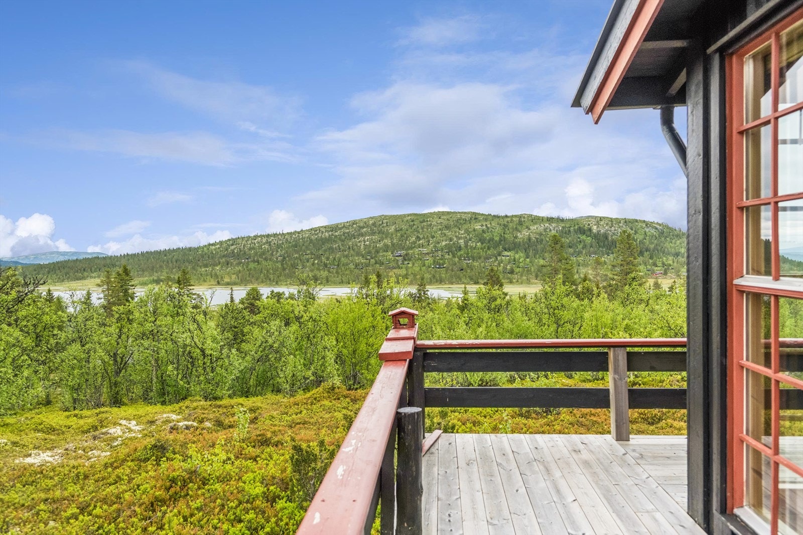 Den store terrassen gir rikelig med plass for sittegrupper og utemøbler. Galleribilde