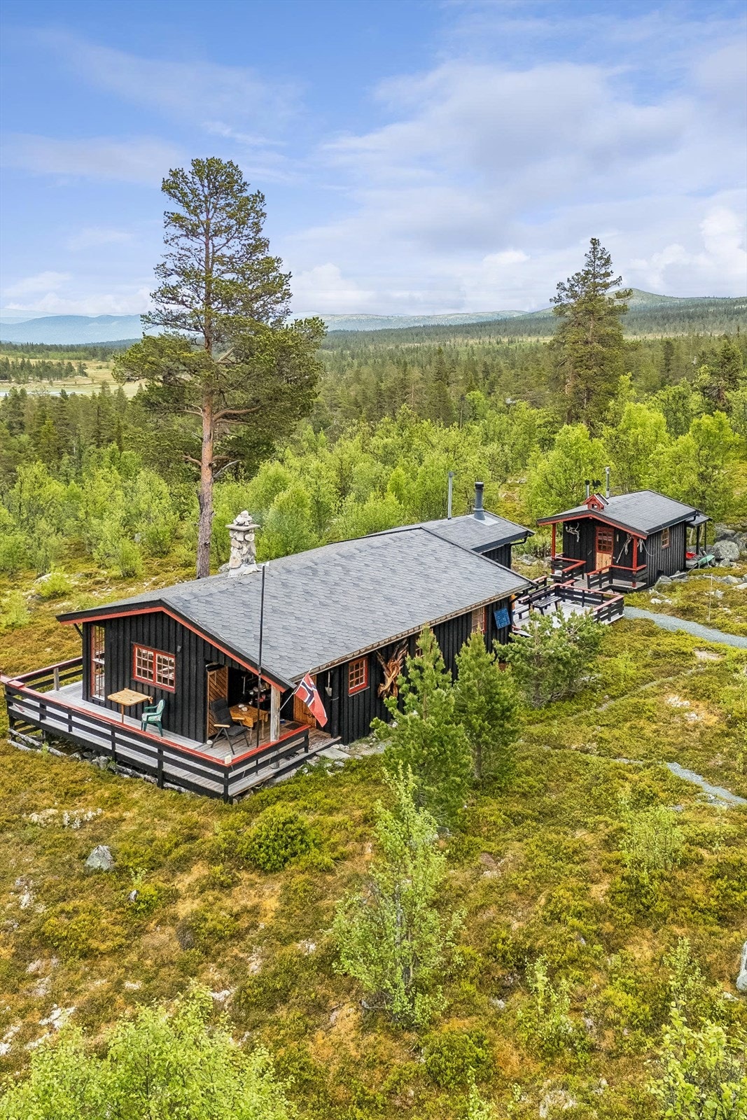Eiendommen ligger i et område med spredt hyttebebyggelse og rike turmuligheter. Galleribilde
