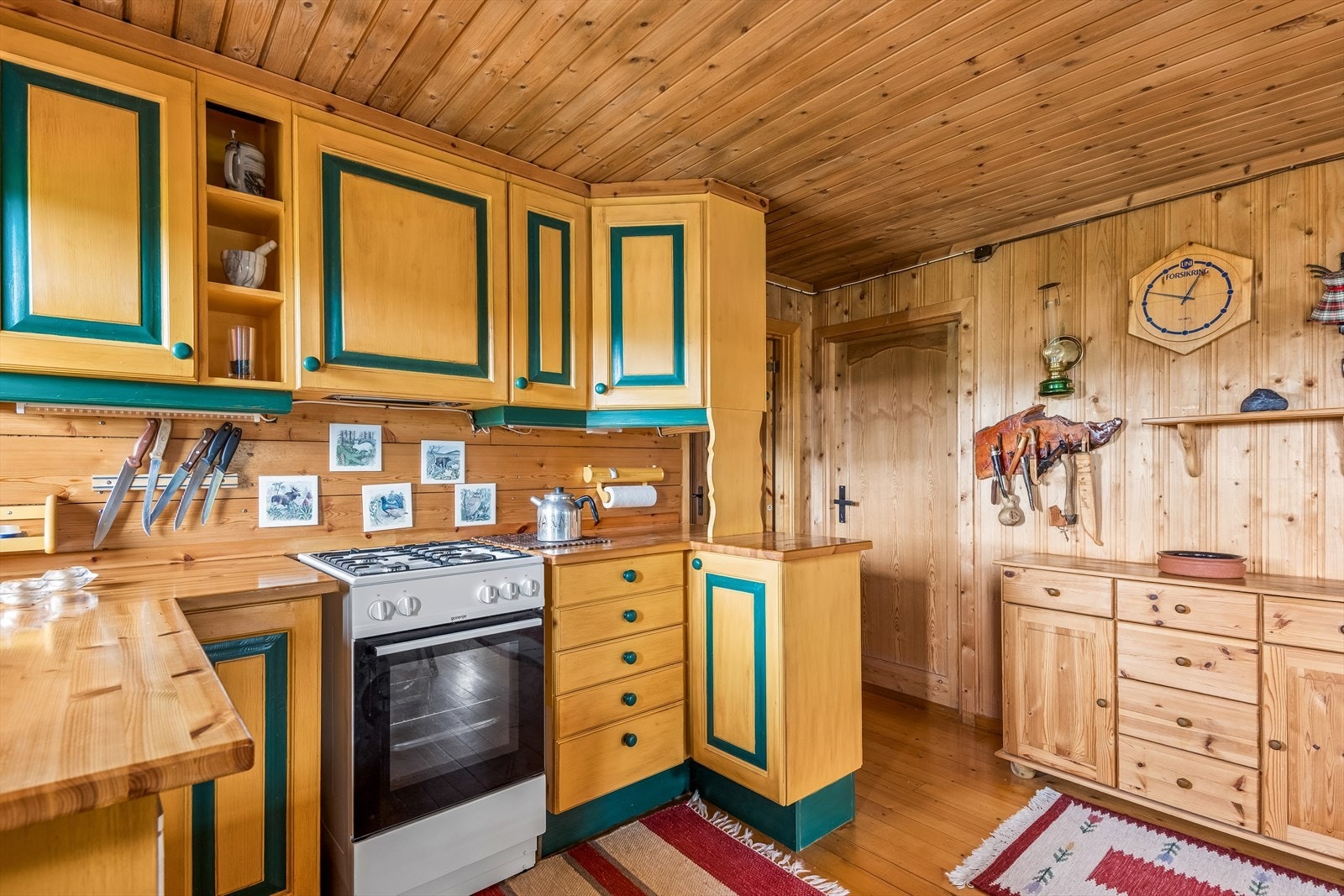 Kjøkkeninnredning med malte heltre fronter og en solid benkeplate i heltre. Galleribilde