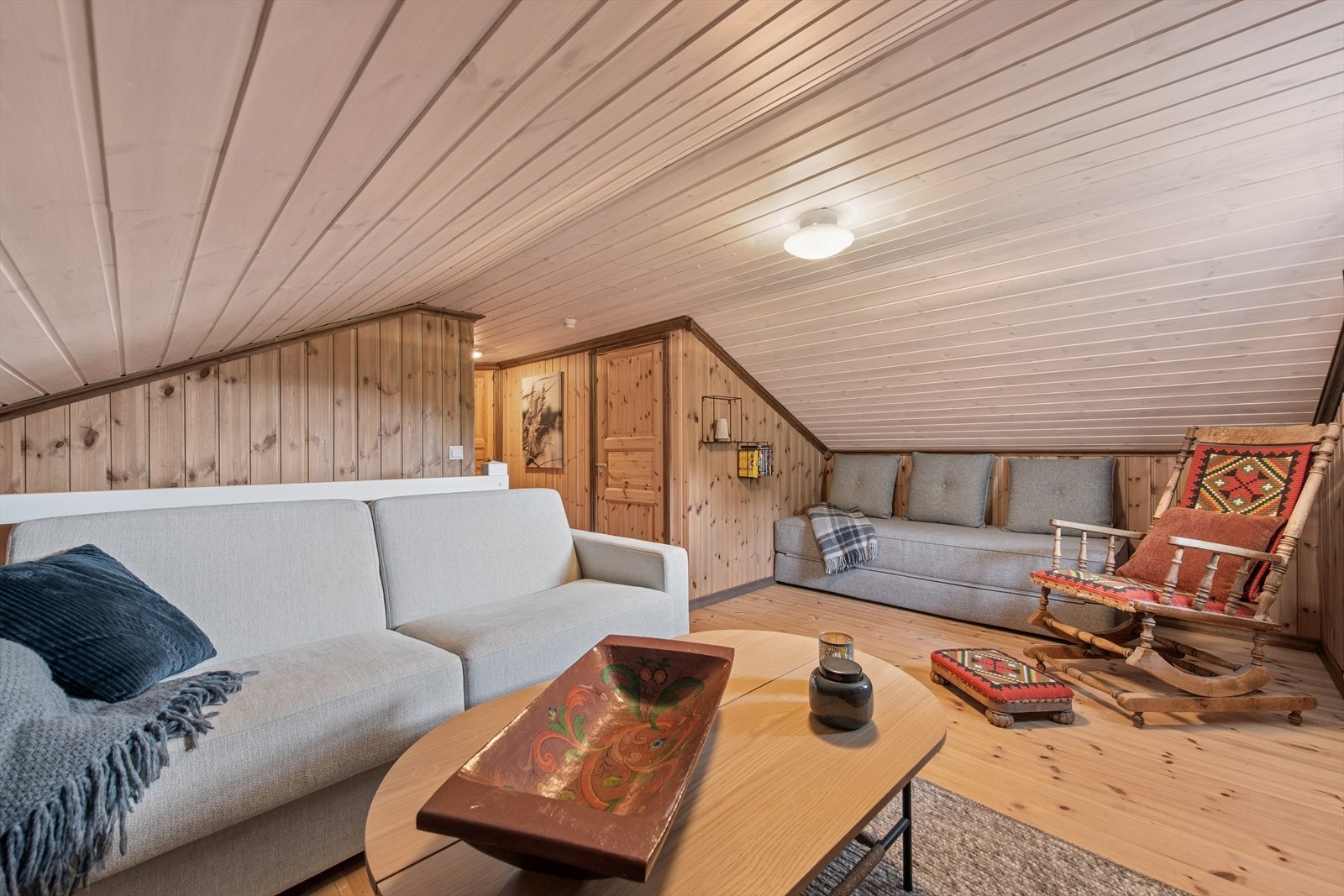 En lun og fleksibel loftstue som gir barna og voksne et eget fristed. Her er det god plass til lek, spill og avslapping etter aktive dager på fjellet. Galleribilde