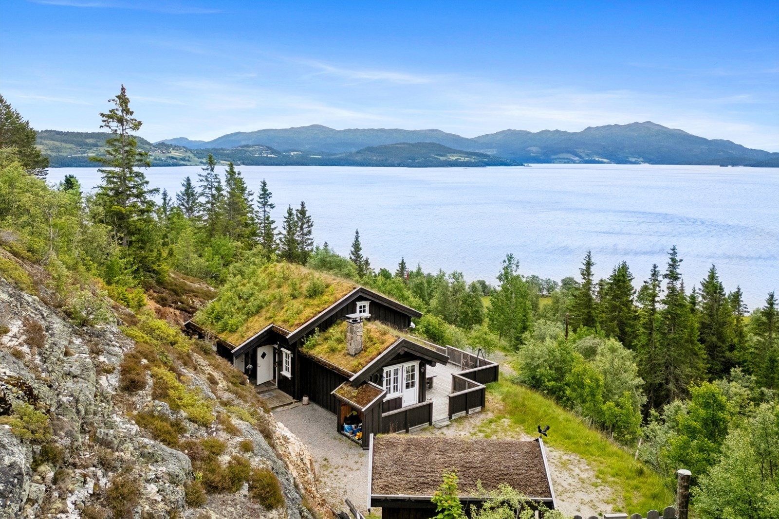 DNB Eiendom ved Jeanette Arnesen Eriksrød har gleden av å presentere en særdeles flott beliggende fritidseiendom med panoramautsikt over Totak. Galleribilde