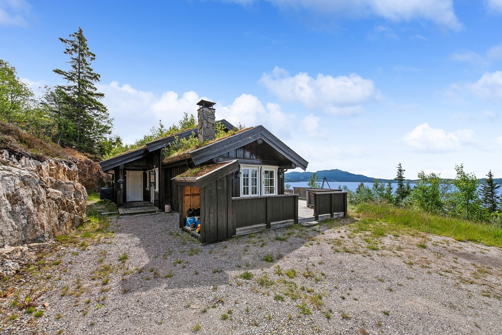 Den lukkede gårdsplassen med port gir en ekstra følelse av trygghet og ro, og skjermer eiendommen fint fra innsyn og gjennomfart. Galleribilde