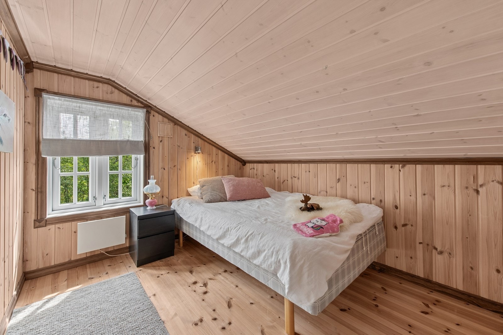 I andre etasje finner du to hyggelige soverom med god plass til seng, kommode og garderobeløsning. Rommene er ikke medregnet som målbart areal grunnet takhøyde under 1,90 meter, men gir likevel svært gode og anvendelige rom for overnatting. Galleribilde