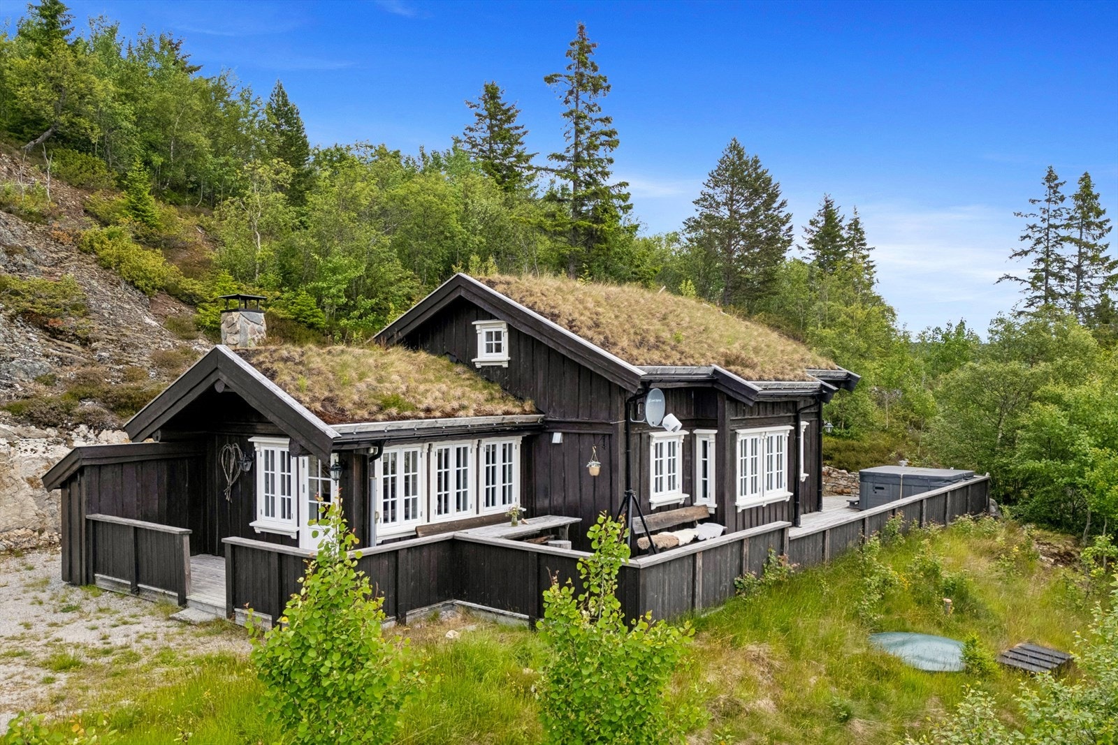 Utsikten over Totak er noe av det første som møter deg, og det er lett å forstå hvorfor denne beliggenheten oppleves som helt spesiell. Her kan man følge lys og årstider speile seg i vannet gjennom hele året. Galleribilde