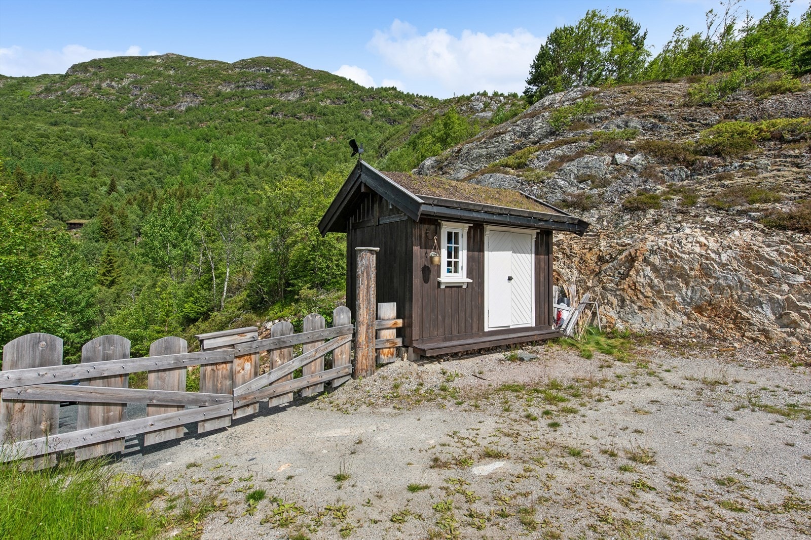 Den frittstående ueboden gir verdifull ekstra lagringsplass til ski, sykler og annet fritidsutstyr, og holder hovedhytta ryddig og innholdsrik. Galleribilde