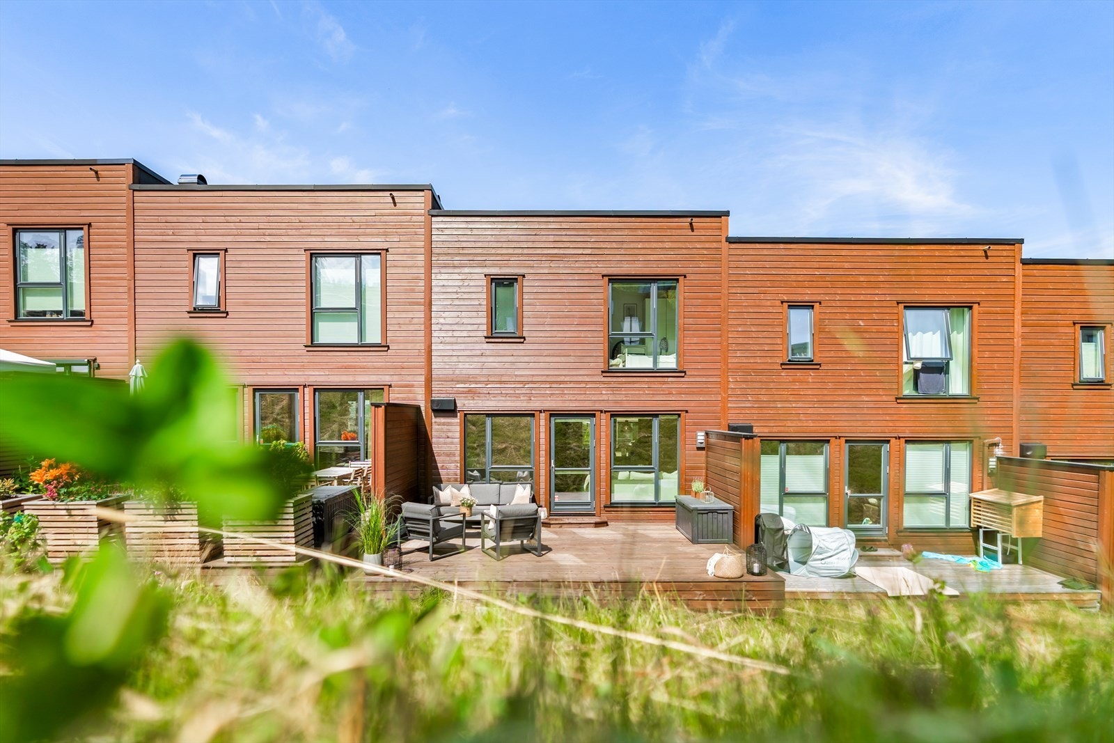 Fra stuen er det utgang til større platting med svært gode solforhold. Galleribilde