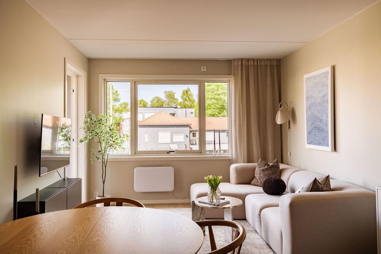 Lys og flott stue med plass til både sofagruppe og spisebord. Galleribilde