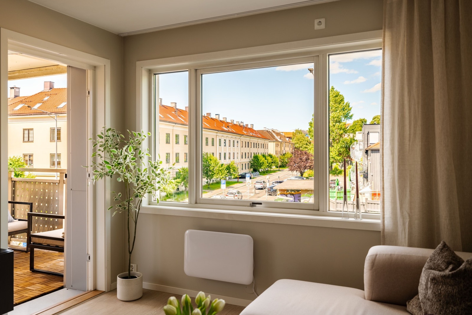 Fra stuen har du et vakkert utsyn over nabolaget. Galleribilde