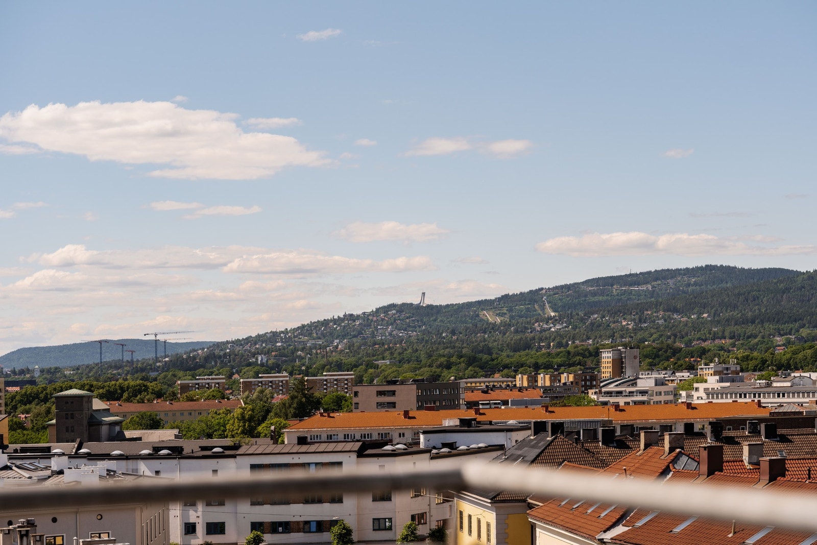 Fantastisk utsikt fra byggets felles takterrase. Galleribilde
