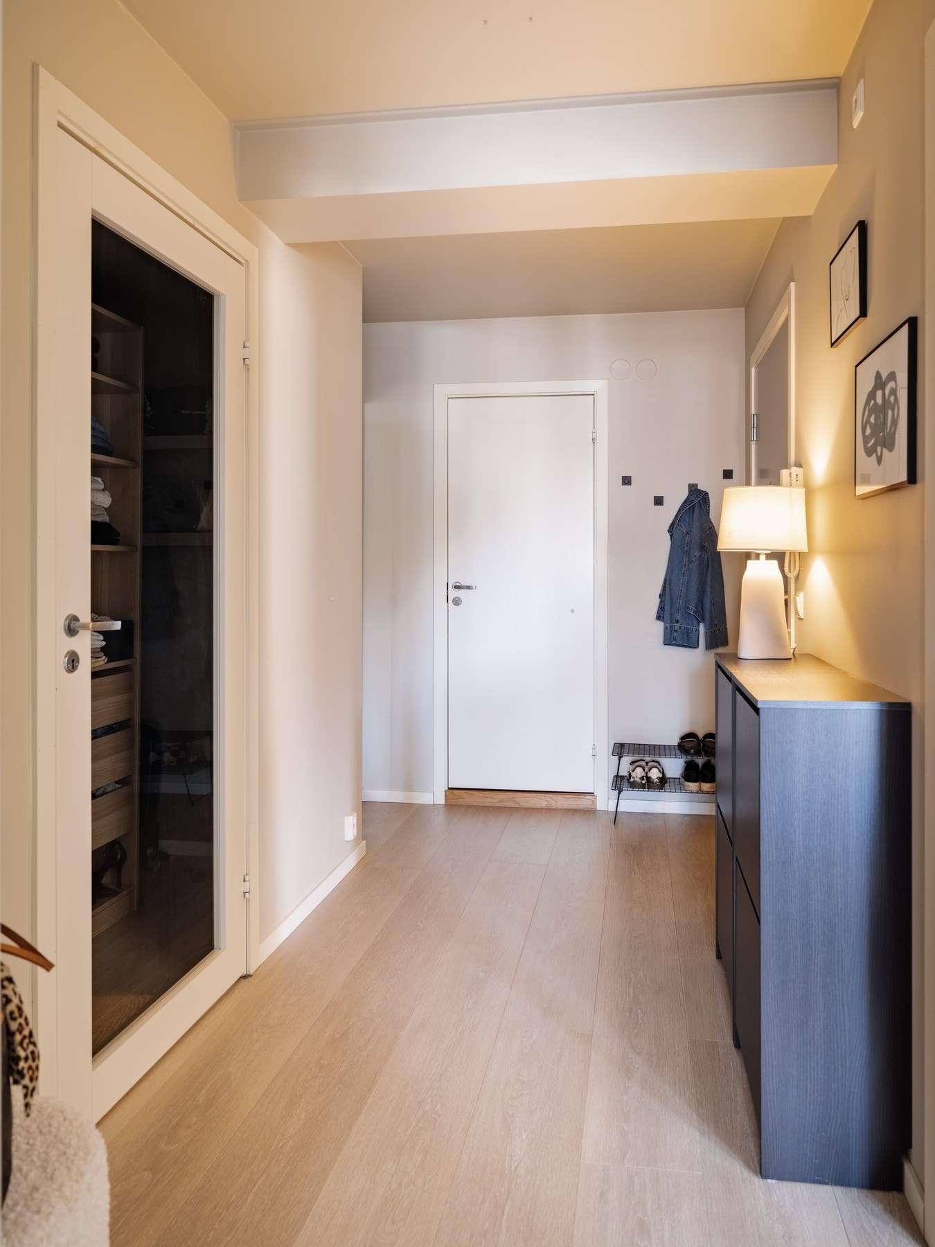 Svært romslig entré med god plass til yttertøy og sko. Galleribilde