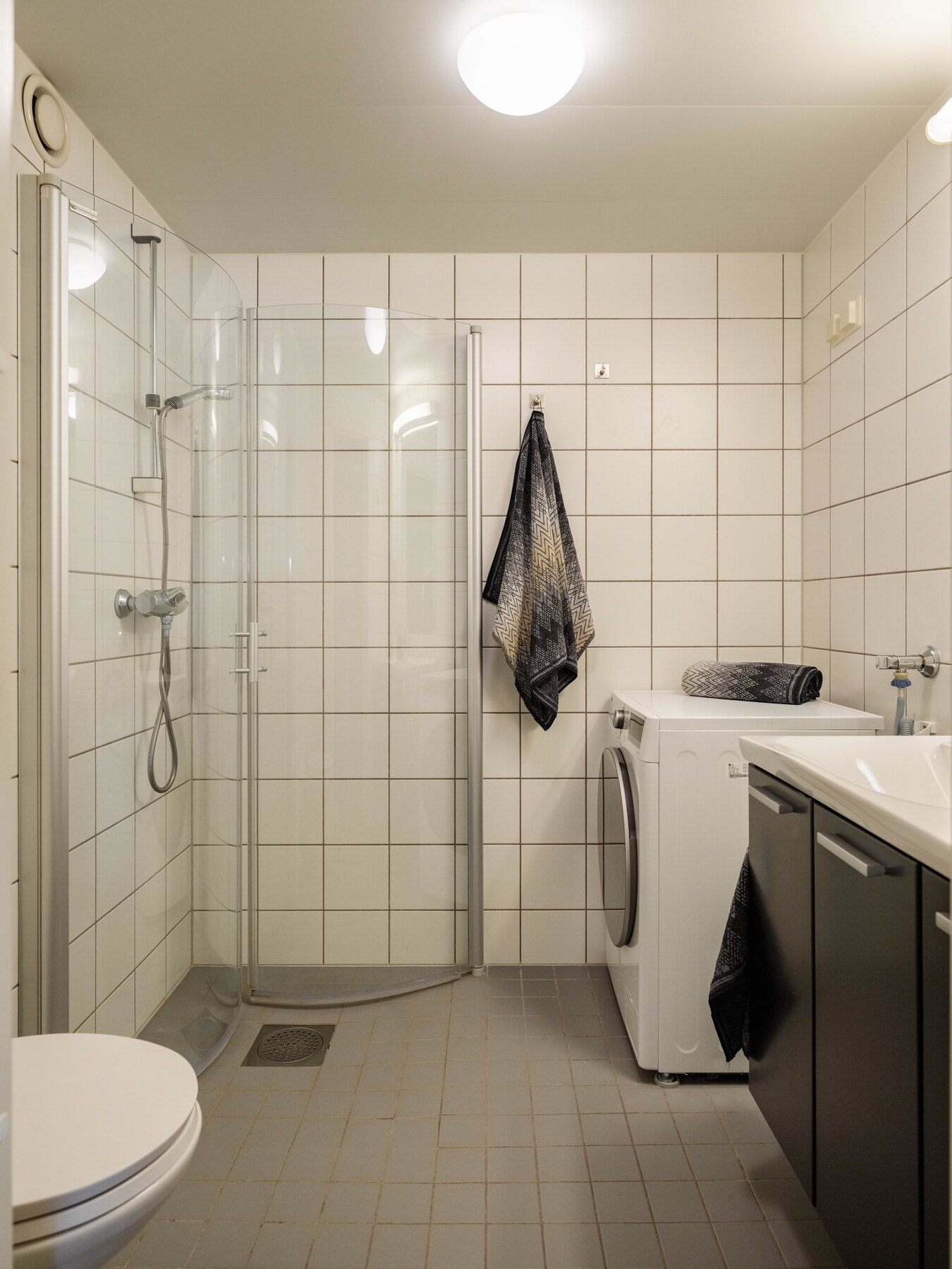 Lyst og pent flislagt baderom fra 2005, med varmekabler i gulv. Galleribilde