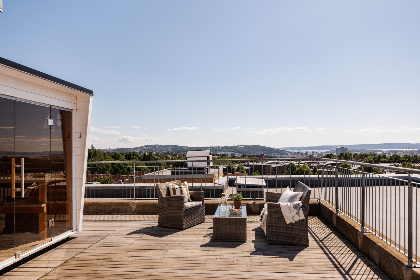 Flott felles takterrasse med vakkert utsyn over Oslo. Galleribilde
