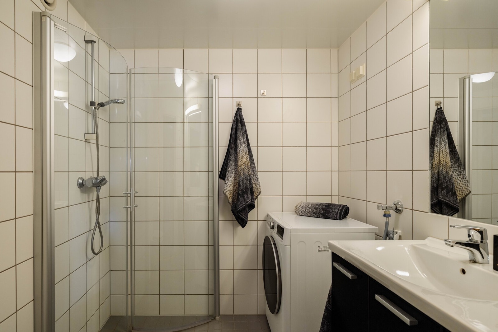 Baderommet er av god størrelse med god plass til vaskemaskin. Galleribilde
