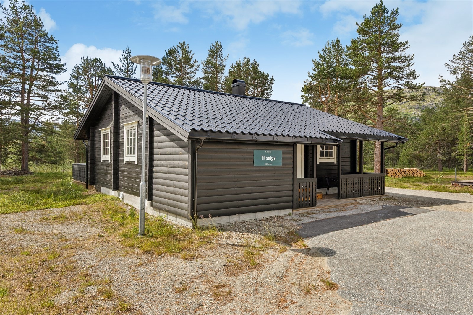 Taket ble fornyet i 2016 med nye, profilerte stålplater. Galleribilde