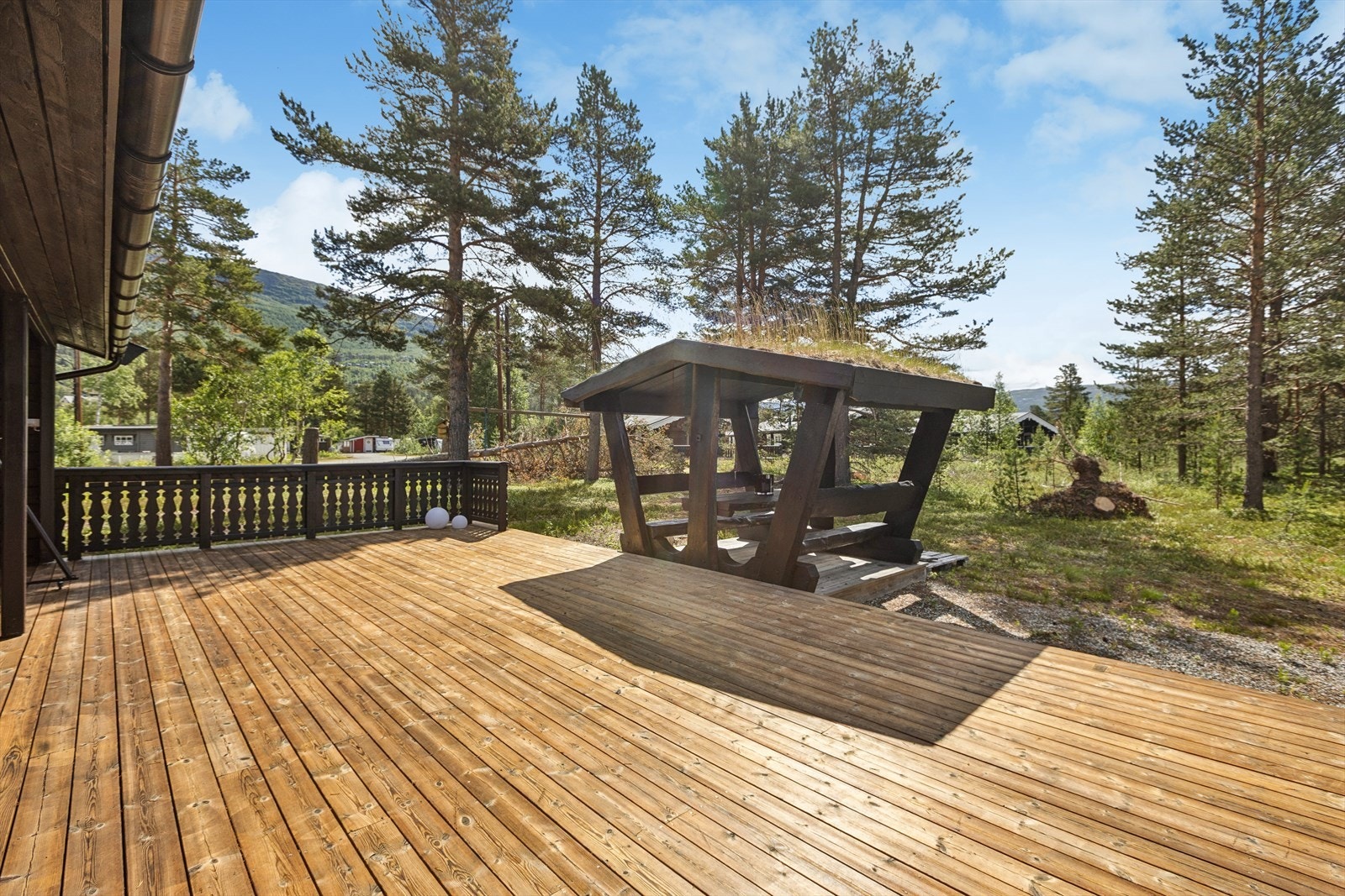 Stor, sørvendt terrasse på ca. 47 m² med en tilhørende overbygget sitteplass. Galleribilde