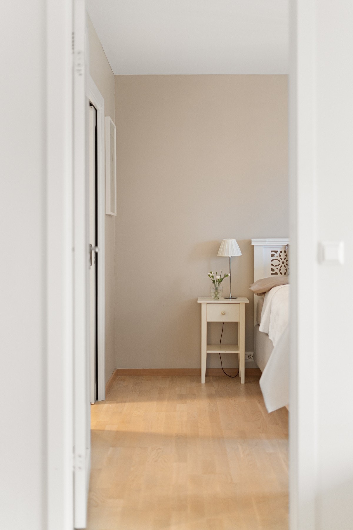 Til venstre fra hall er husets hovedsoverom med "en-suite" bad Galleribilde