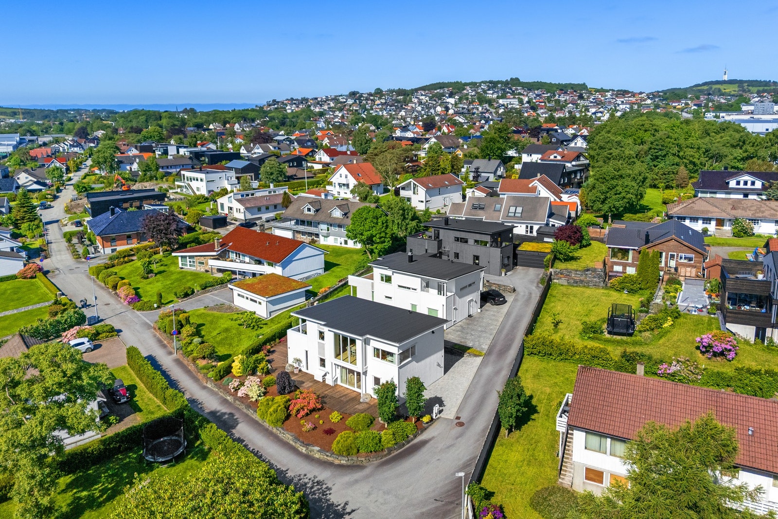 Velkommen til Nedre Vaulen - dypt inne i blindgaten finner vi denne flotte eneboligen Galleribilde