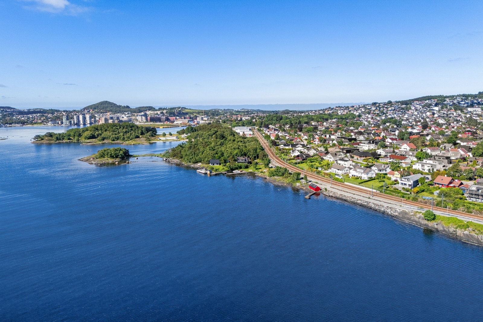 I kort gangavstand til Gandsfjorden og nydelige, familievennlige Vaulen badeplass. Galleribilde