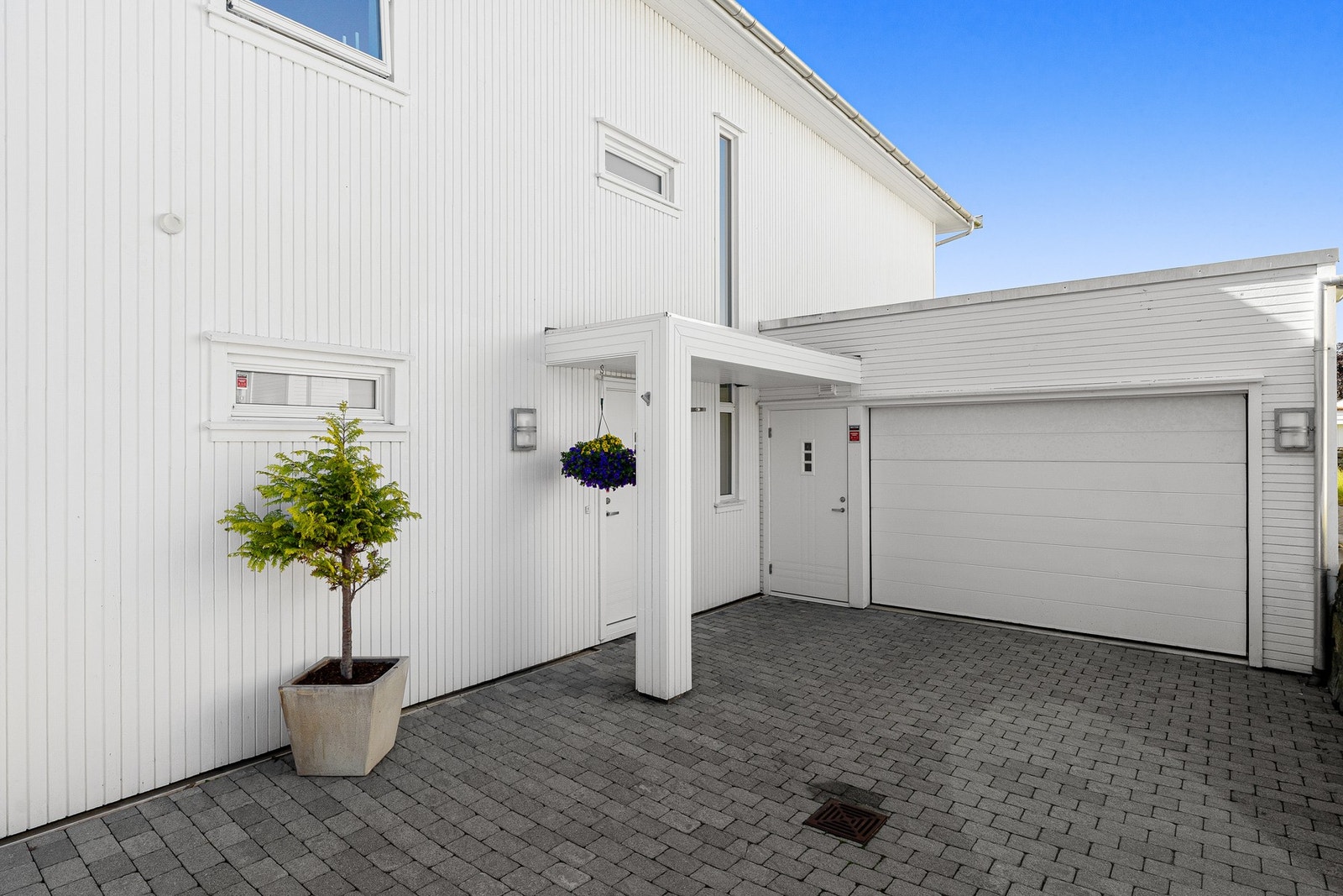 Inngangspartiet til Nedre Lyngnesveien 70 Galleribilde