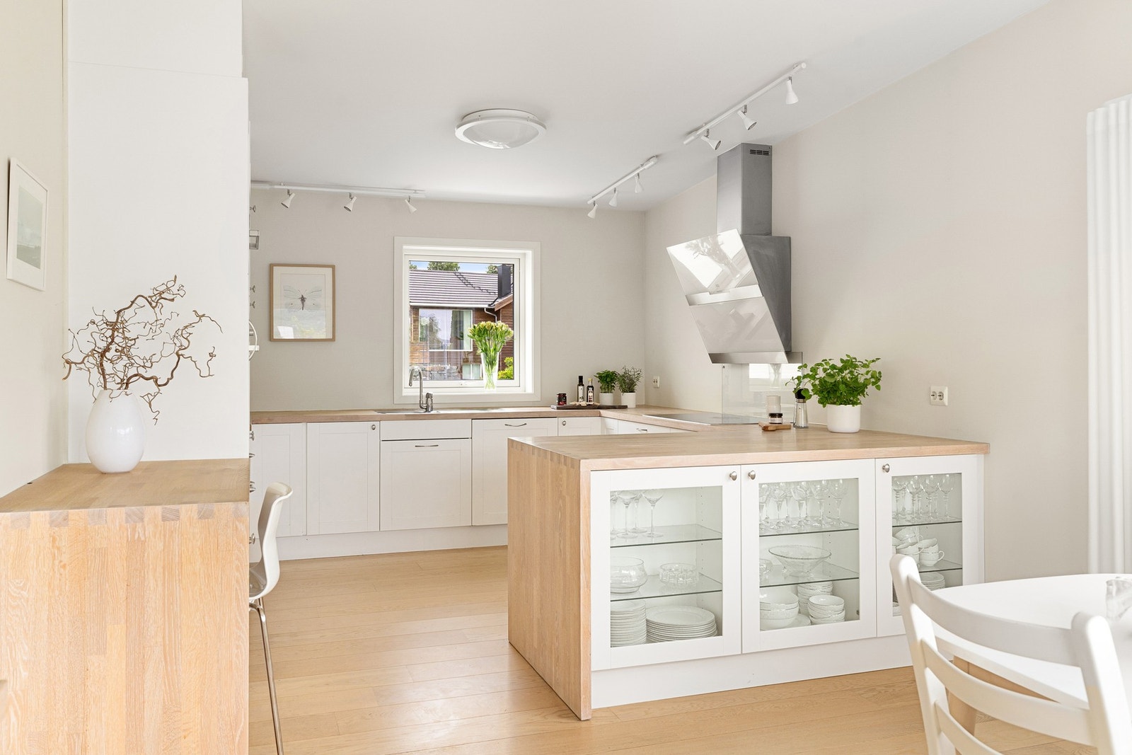 Nydelig kjøkken- lyst og lekkert og med veldig mye plass! Galleribilde
