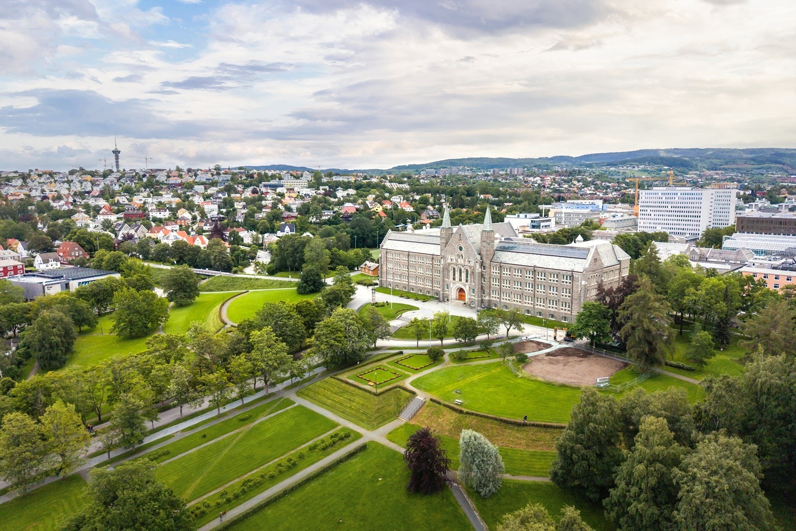 NTNU Gløshaugen ligger ca. 13 minutters gange fra leiligheten. Galleribilde