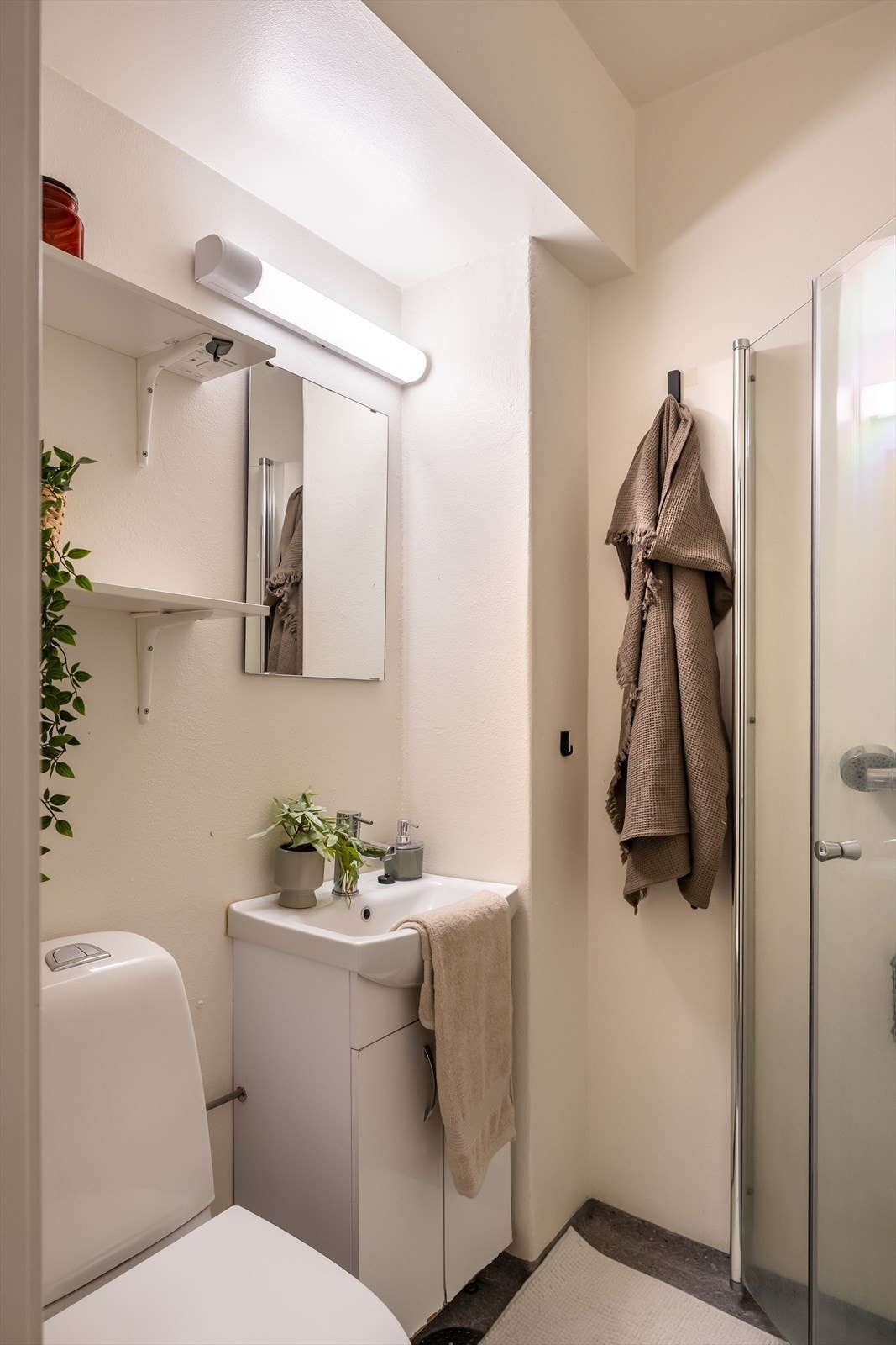 Badet er utstyrt med baderomsinnredning, toalett og praktisk dusjhjørne med innfellbare dører. Baderomsinnredning og dusdører ble oppgradert i 2019. Varmtvannsbereder ble flyttet til under kjøkkenet for å frigjøre plass på badet. Galleribilde