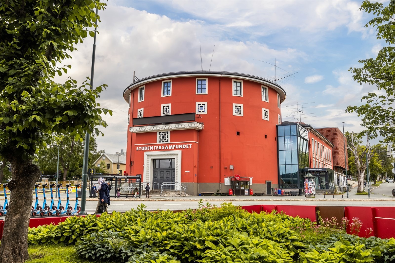 Studentersamfundet ligger like ved leiligheten. Samfundet er et populært samlingssted for studenter, og er arena for mange ulike arrangementer i løpet av skoleåret. Samfundet er blant annet arrangør av Norges største kulturfestival, UKA. Galleribilde