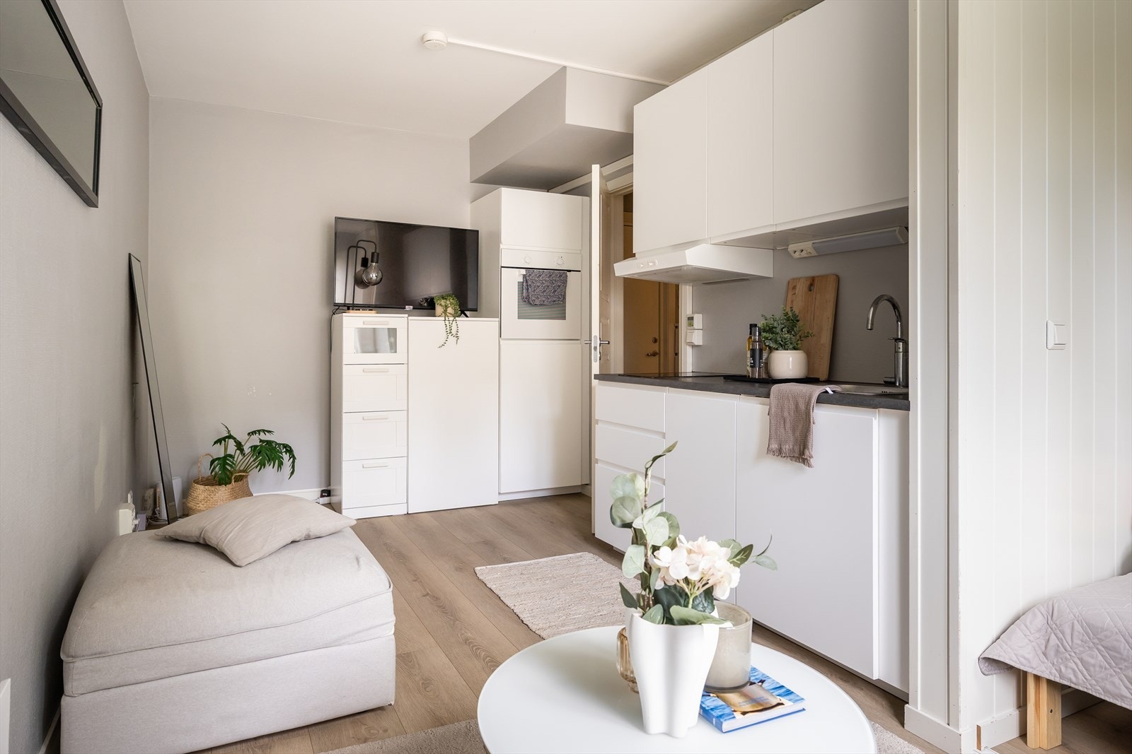 Her får du plass til både sofa og spisebord. Galleribilde