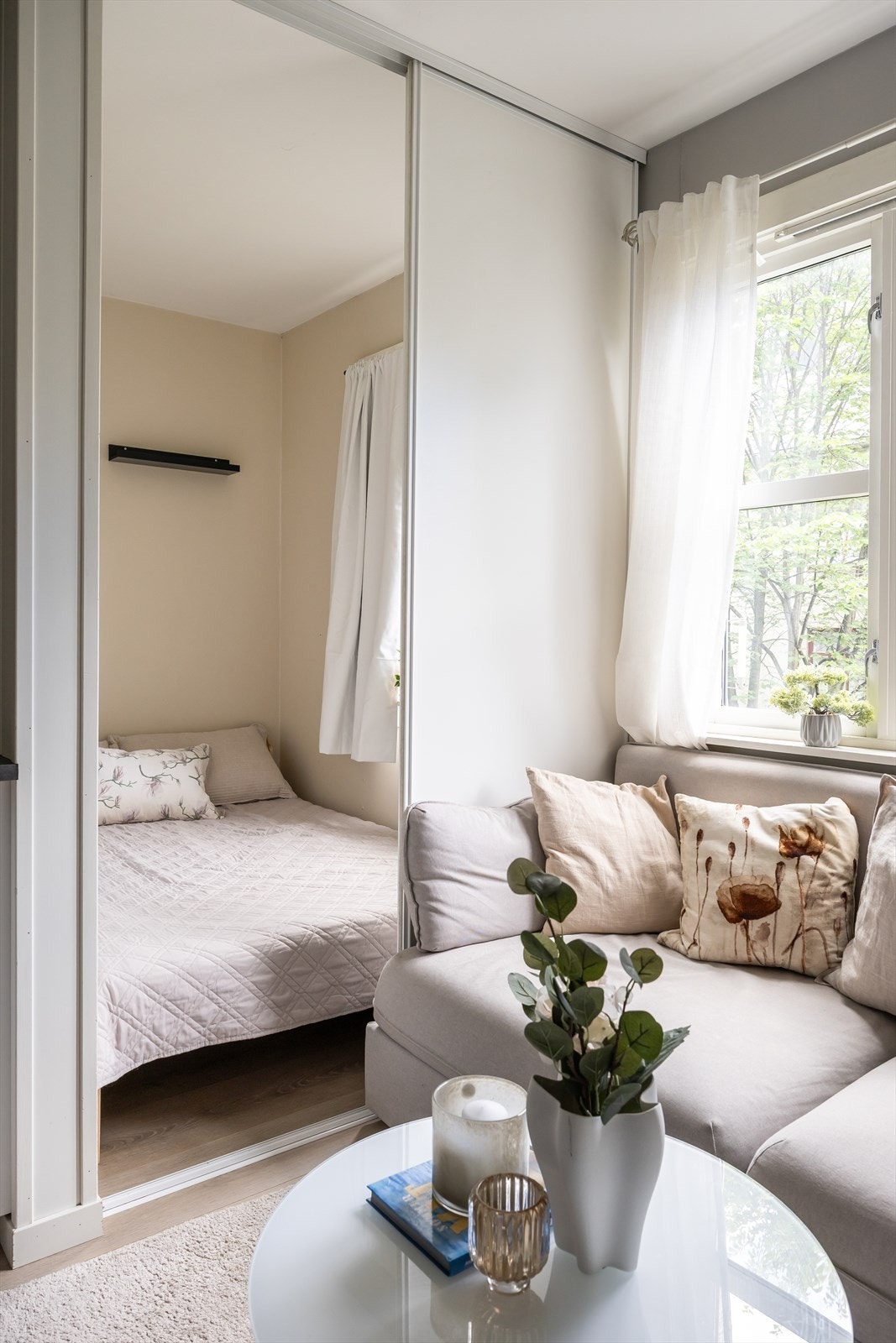 Ved stuen er det etablert en sovealkove på ca. 4m² med vindu. Soverommet vender ut mot rolig bakgård, noe som bidrar til svært lite støy og et roligere bomiljø. Galleribilde