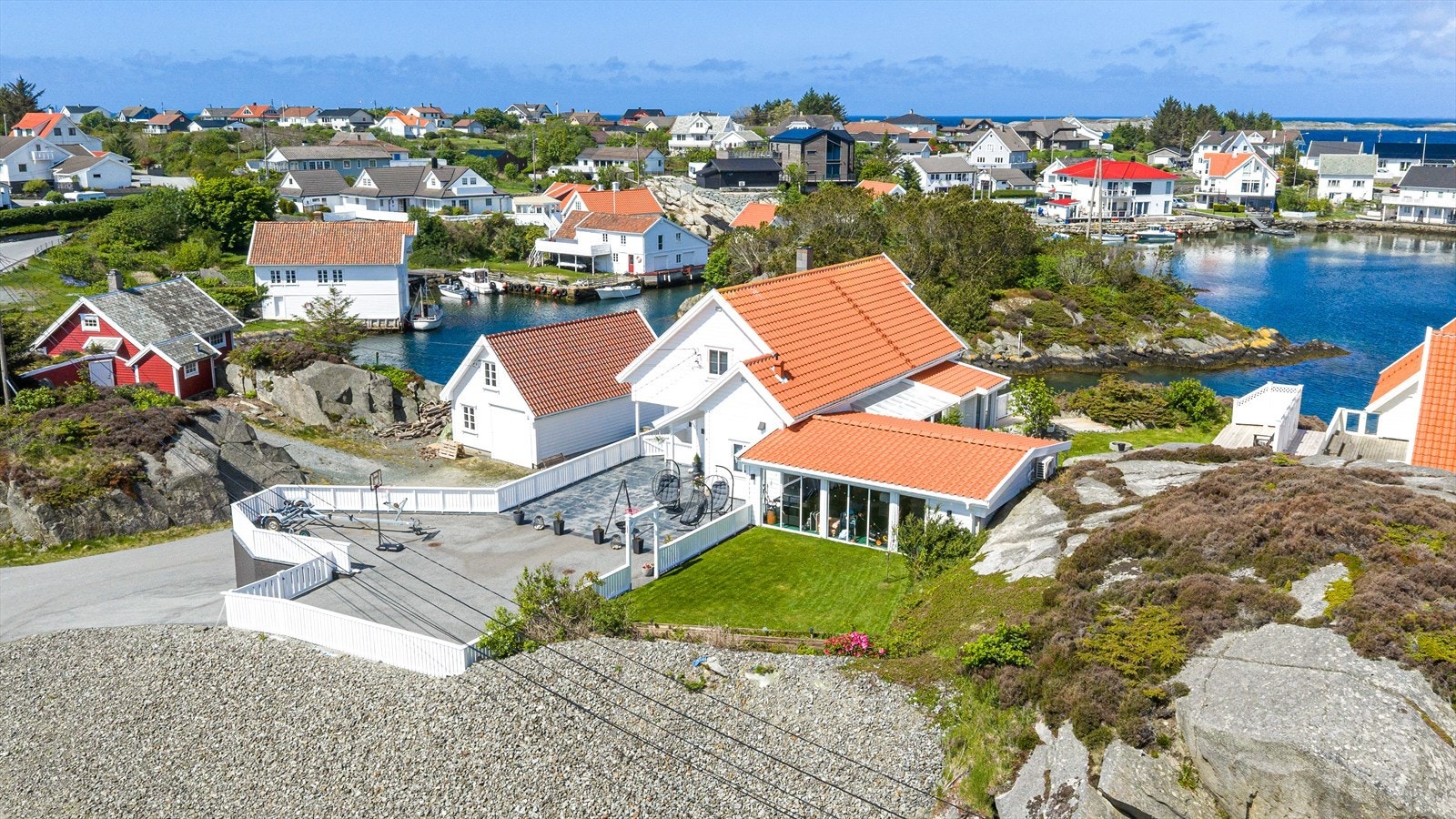 Boligen ble bygget i 2007, er innredet over tre plan og holder gjennomgående god/høy standard Galleribilde