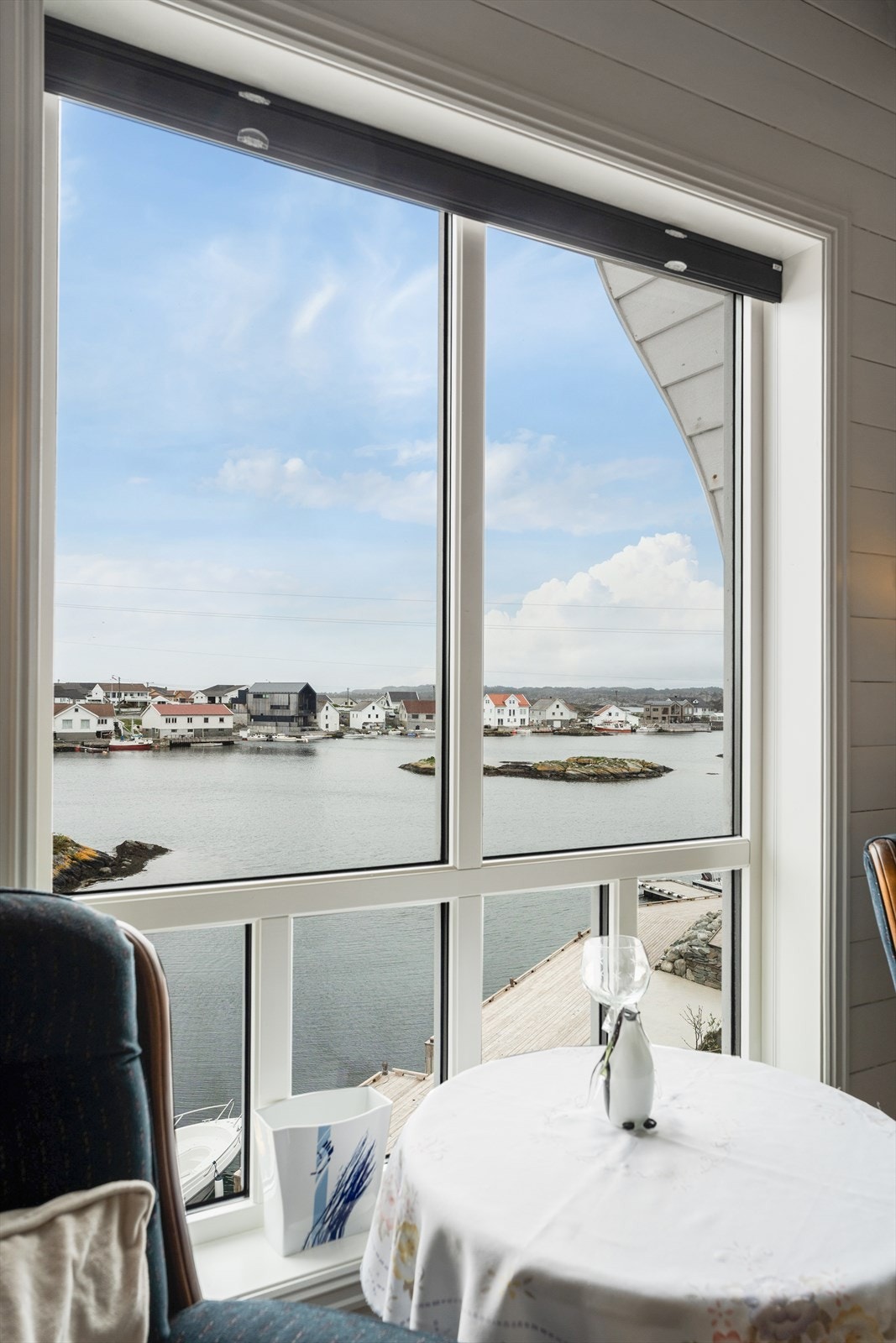 Fra hemsen er det nydelig utsikt til sjøen Galleribilde