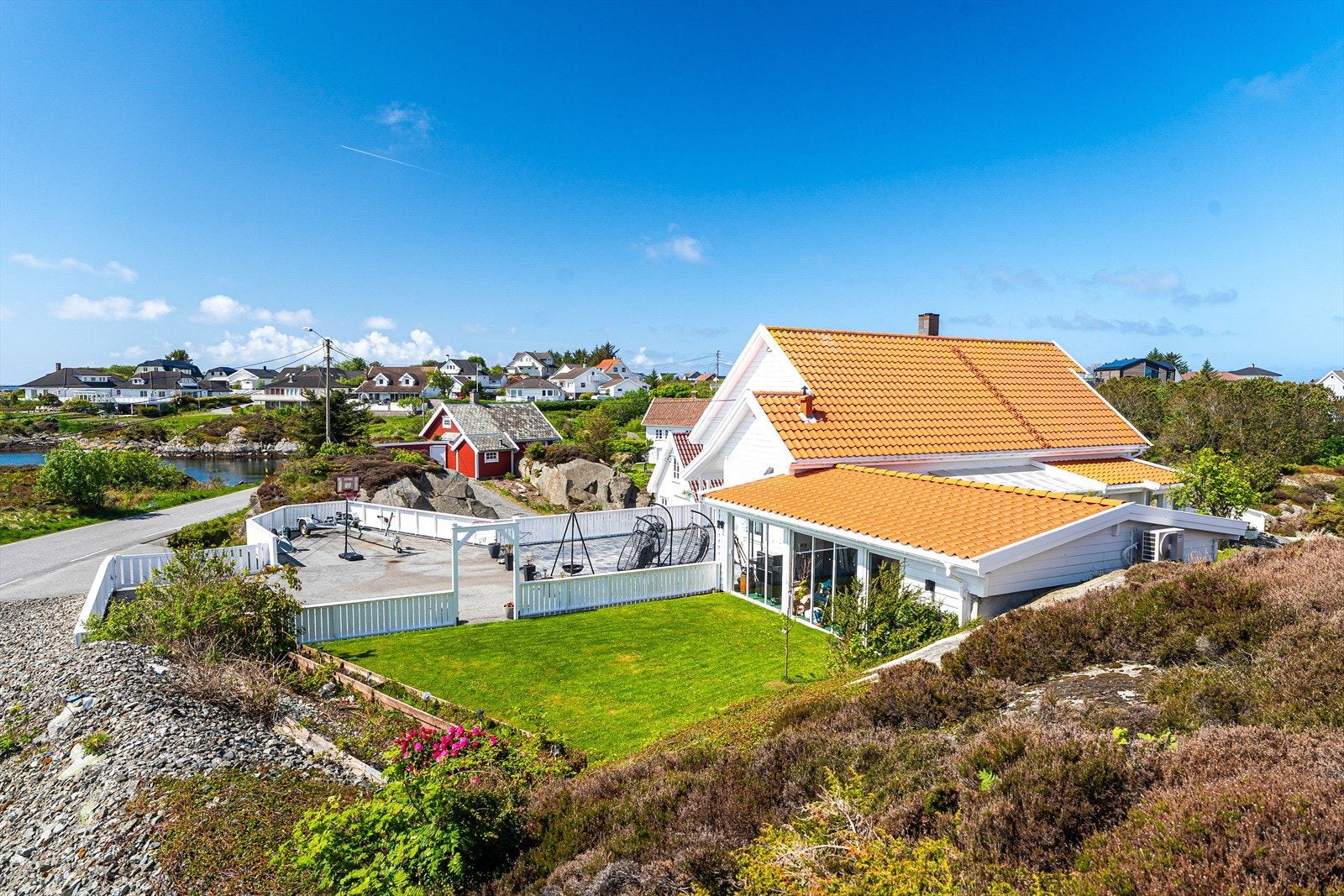 Den herlige tomten byr på rikelig med boltreplass for hele familien Galleribilde