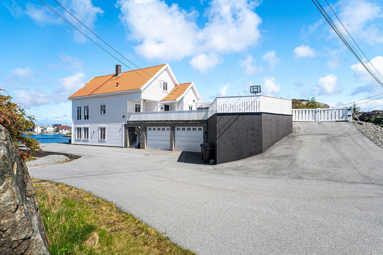 Det er gode parkeringsmuligheter på gårdsplass samt i stor, dobbel garasje hvor det også er montert lader for elbil Galleribilde