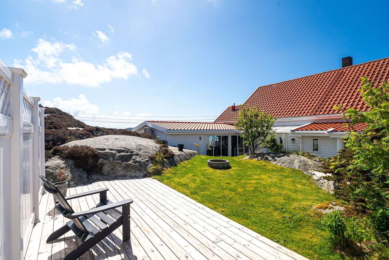 Eiendommen har også en usjenert, frittliggende terrasse med plass til utemøblement (ikke omsøkt/godkjent) Galleribilde