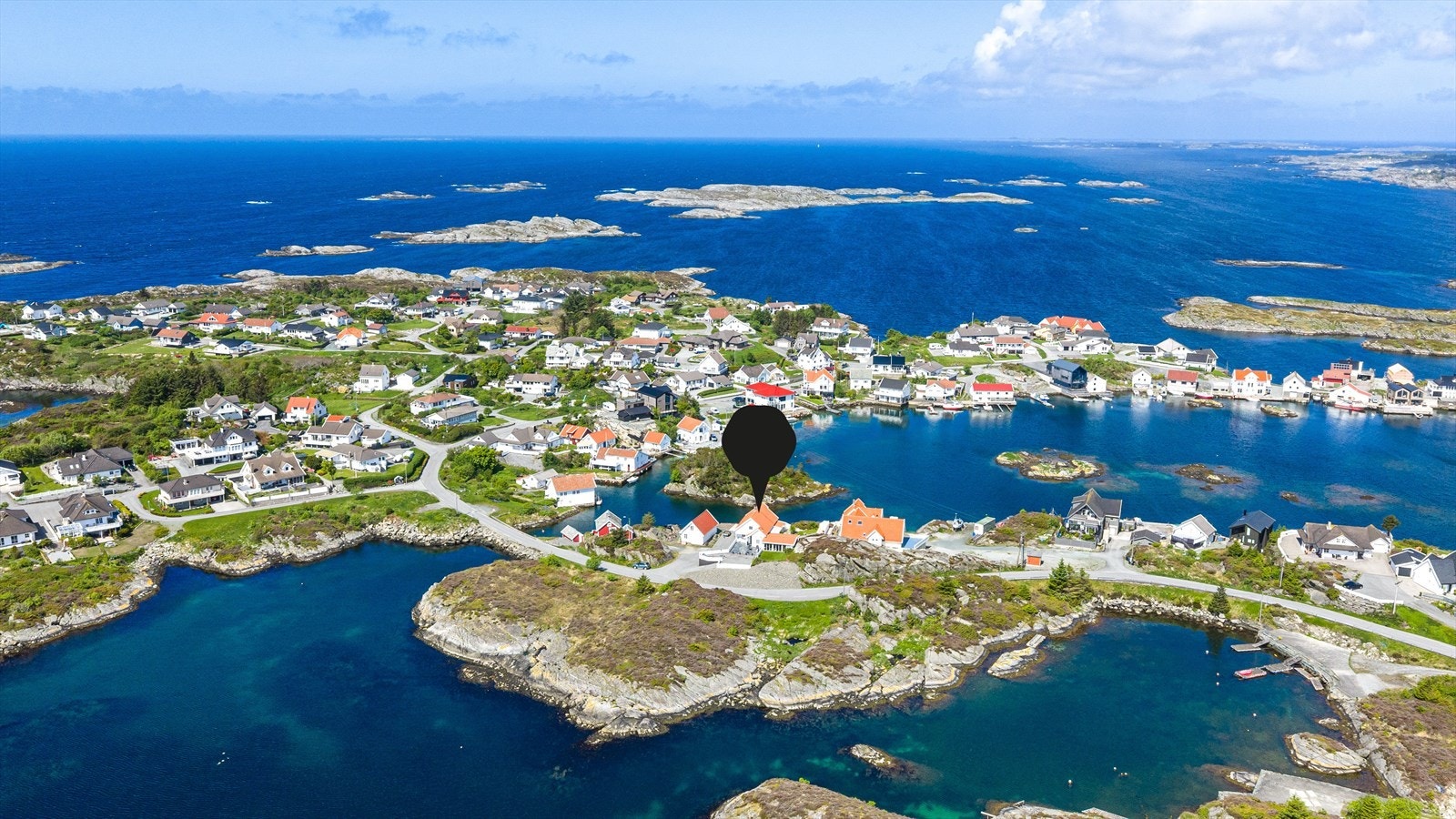 Eiendommen har en fantastisk beliggenhet til sjø i solrike, idylliske og naturskjønne omgivelser på Salvøy i Veavågen Galleribilde