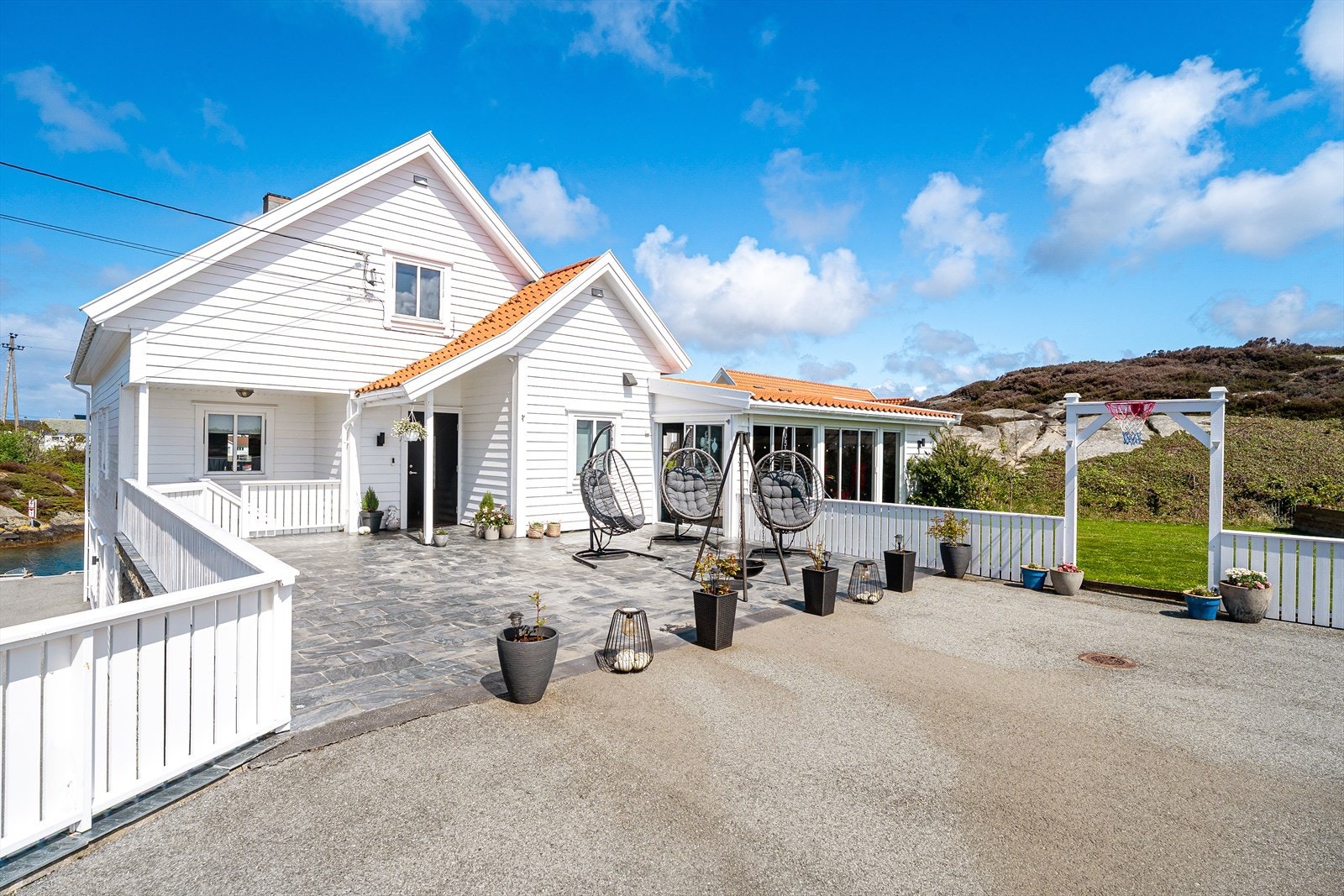 Stor, solrik terrasse med tilgang til romslig hagestue på hele 40 kvm (utvidelse av terrasse med betong er ikke omsøkt/godkjent) Galleribilde