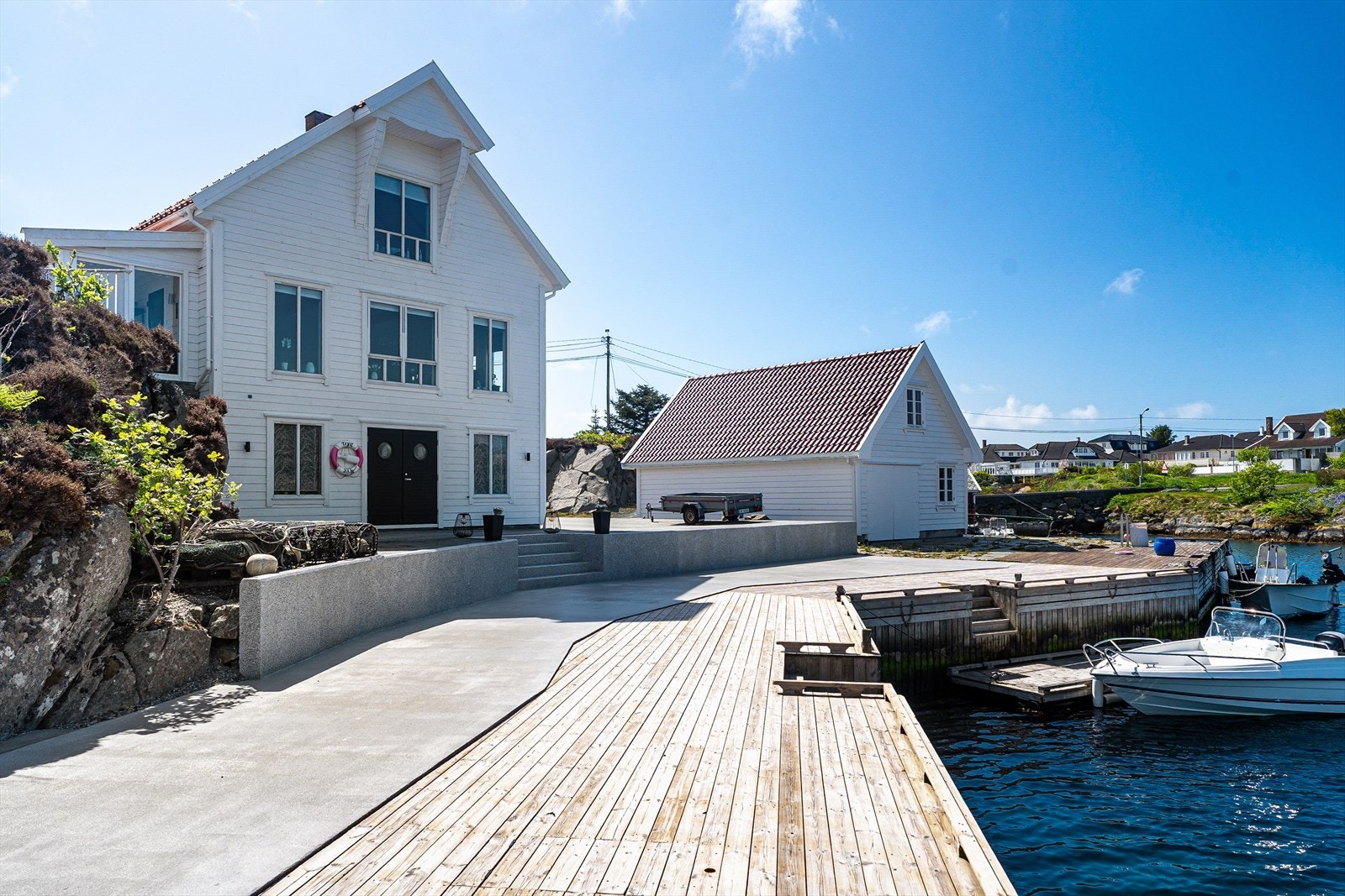Salvøyvegen 81 er en unik sjøeiendom med ca 32 meter kai/brygge Galleribilde