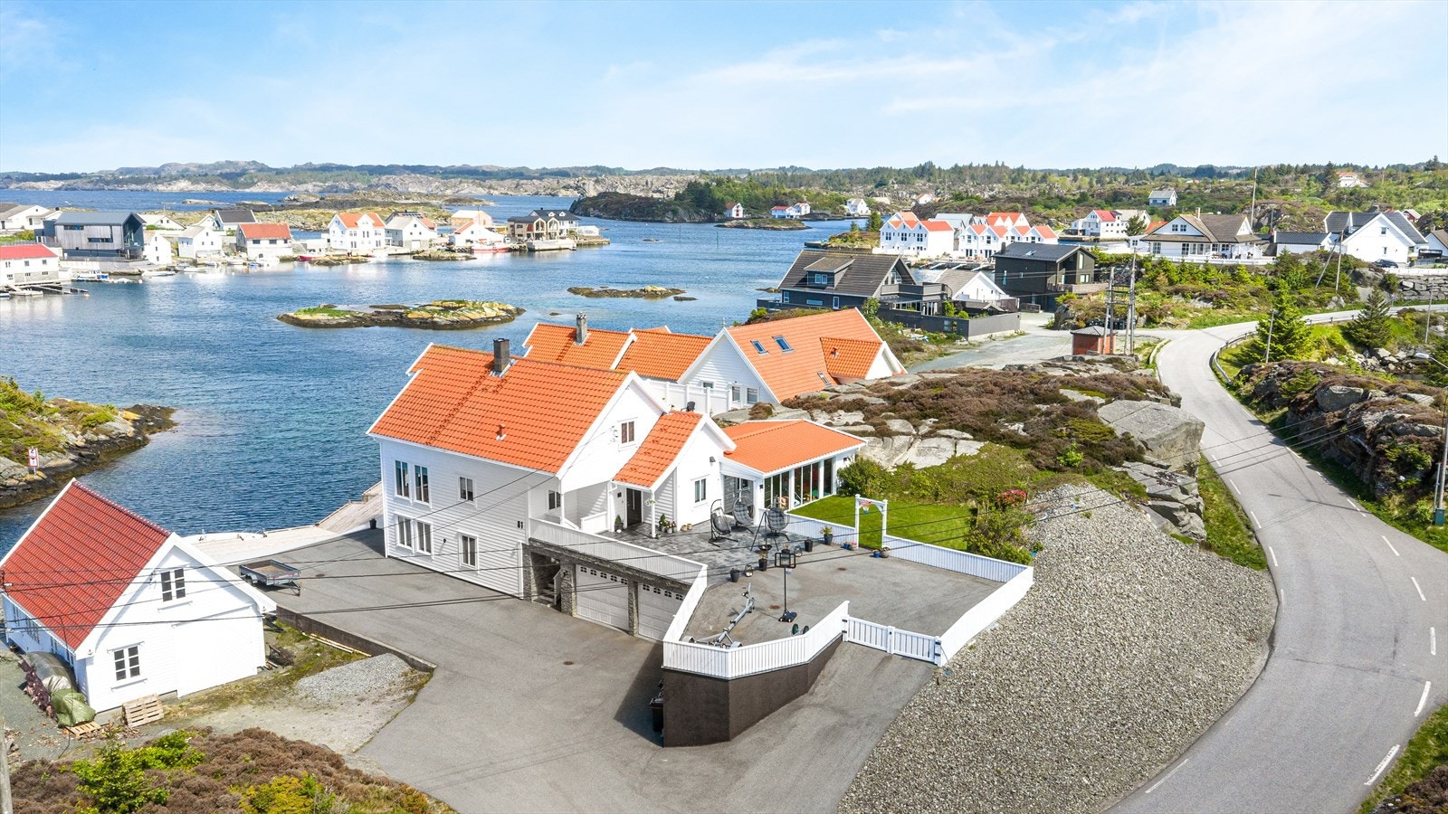 Fra eiendommen har man fantastisk sjøutsikt i flere regninger Galleribilde